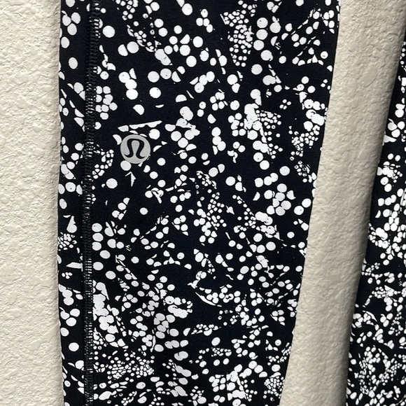Lululemon Tight Stuff Tight Leggings Black Spotted Chirasu Full Length Sz 4 - Picture 6 of 12
